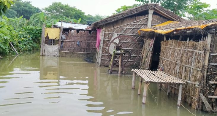 बाढ़ में डुबा घर