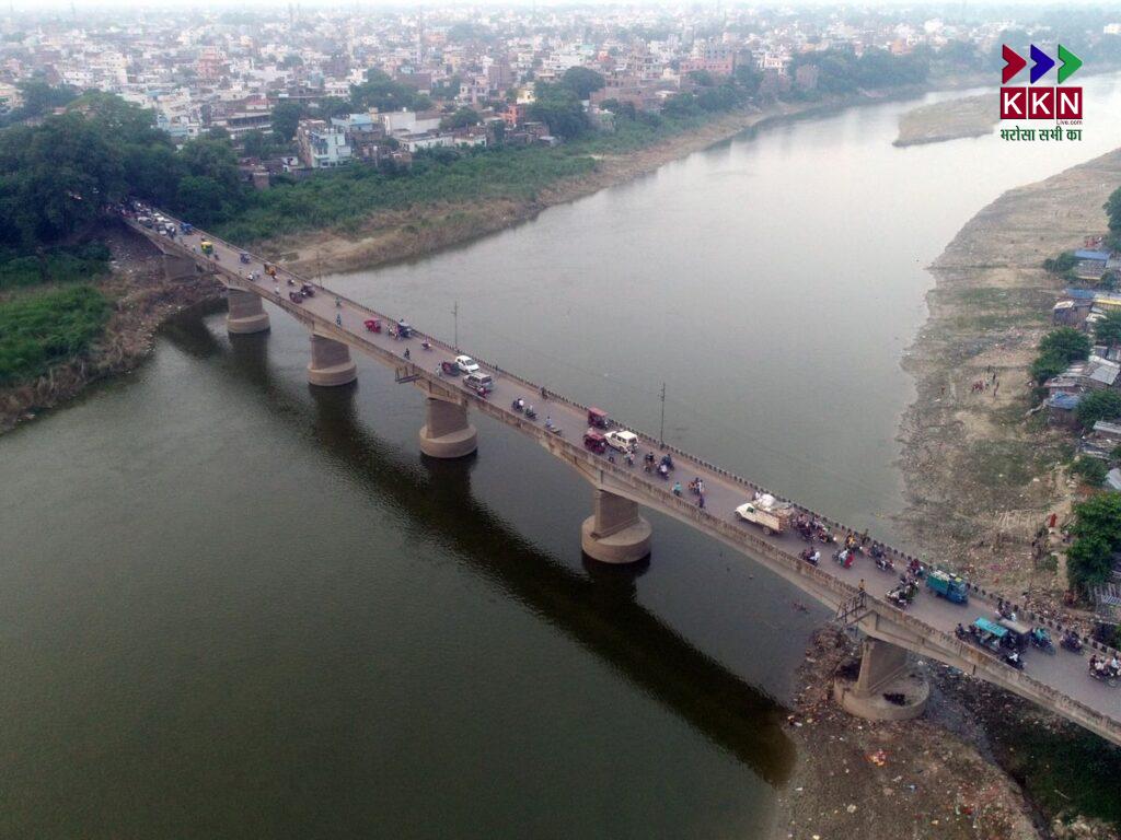 Muzaffarpur: Streetlight Pole Collapses on Akharaghat Bridge, Raises Safety Concerns