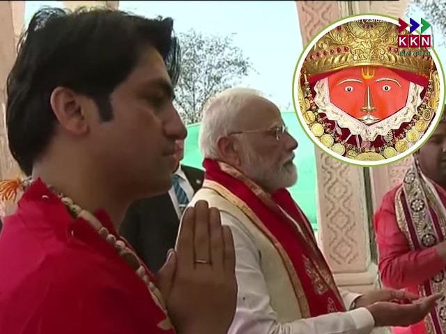 PM Modi Visits Bageshwar Dham: Offers Prayers at Balaji Temple with Pandit Dhirendra Krishna Shastri