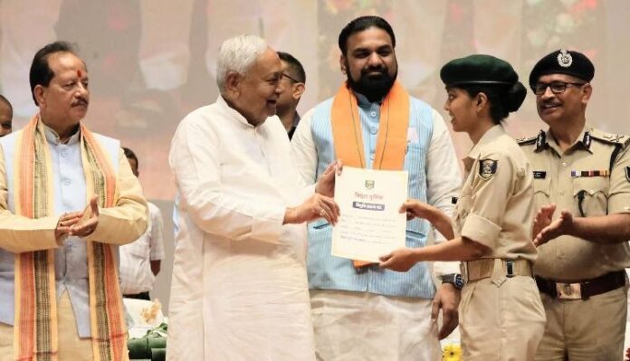 Nitish Kumar Distributes Letters to 21,391 New Constables, Announces 55,000 More Police Jobs