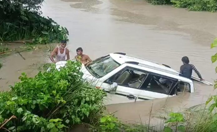 Bihar Road Accident News : Car Falls Into Canal in Muzaffarpur,