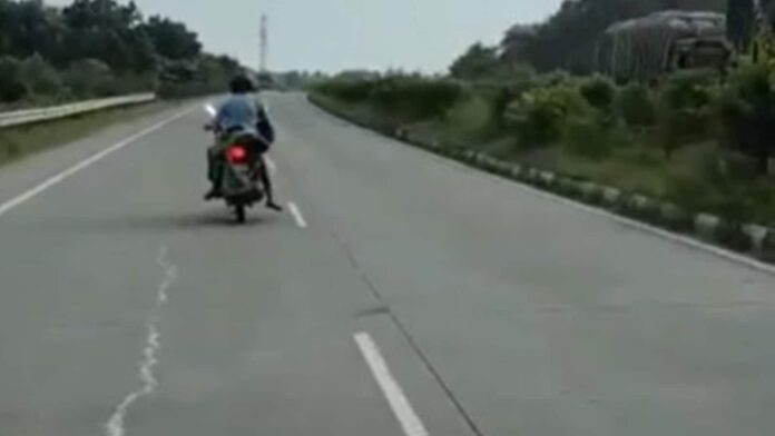 Wife Dies in Highway Accident, Husband Carries Body on Bike for 80 Kilometers in Nagpur