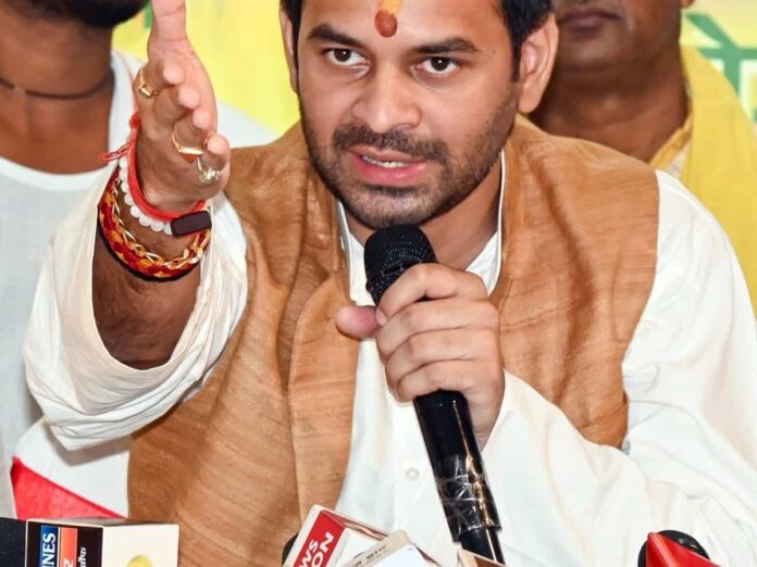 Tej Pratap Yadav Loses Temper After Slogan ‘Abki Baar Tejashwi Sarkar’