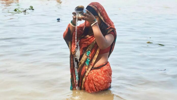 Devotees Left Uncertain About Where to Offer Arghya This Year Amid Rising Water Levels